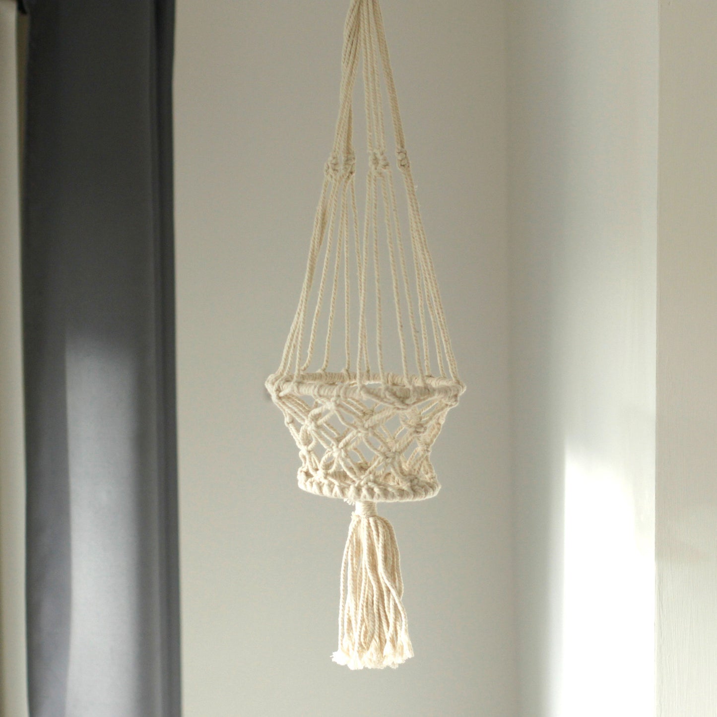 Small Single Macrame Pot Holder - Elegant Plant Hanger for Home